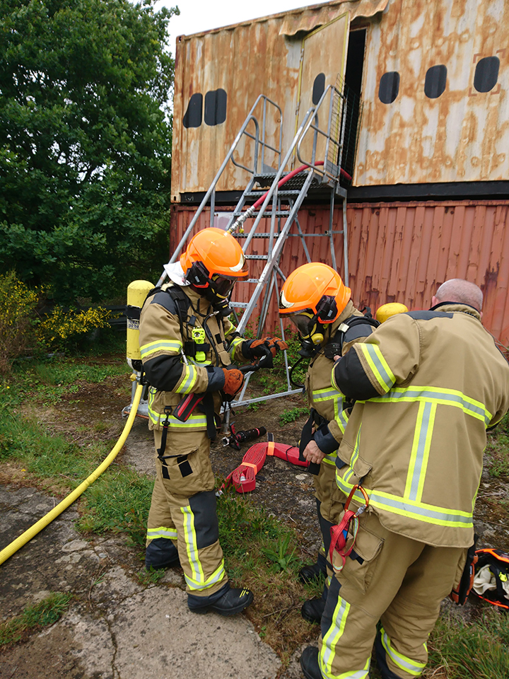 Pompiers à l'entraînement. Aéroport de Nantes Atlantique