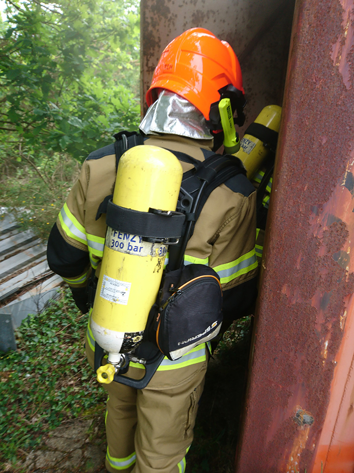 Pompiers à l'entraînement. Aéroport de Nantes Atlantique